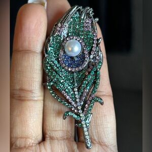 Peacock Feather Pearl Accent Brooch in Green & Purple
